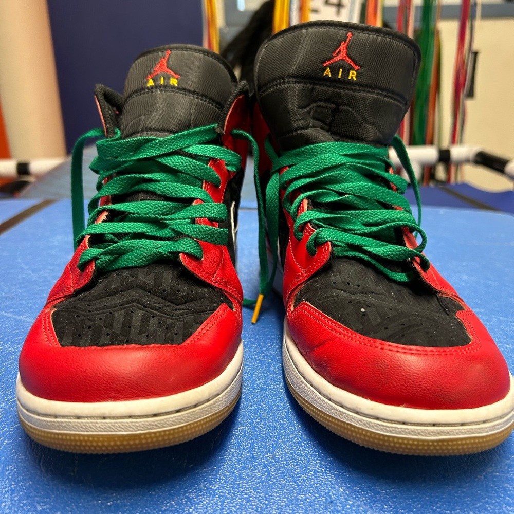 Jordan 1 Mid SE Christmas size 12